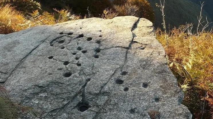 I massi cuppellati della Valcamonica, «chiave» del mistero al centro del romanzo