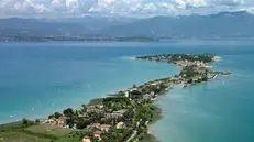 Una veduta di Sirmione: nei giorni scorsi la zona di Lugana Marina era stata registrata la presenza di batteri fecali nell'acqua - Foto © www.giornaledibrescia.it