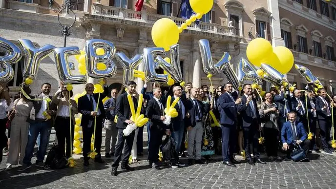 Fuori dal Palazzo. I deputati pentastellati festeggiano il provvedimento - Foto Ansa