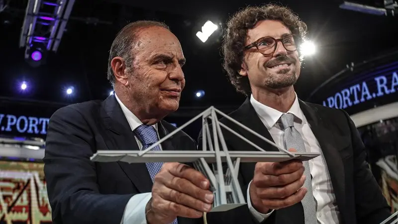Il ministro delle Infrastrutture Danilo Toninelli con Bruno Vespa, a Porta a Porta - Foto Ansa/Giuseppe Lami