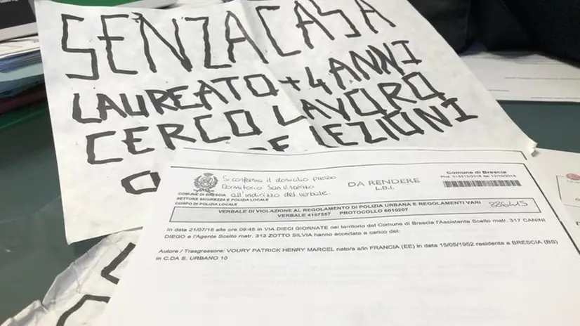 Il verbale da 142 euro e il cartello che mostra ai bresciani - Foto © www.giornaledibrescia.it