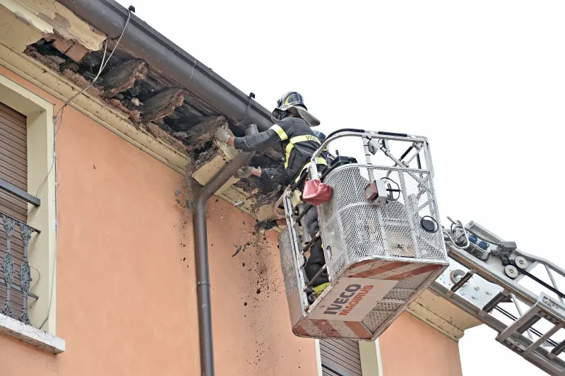 Sant'Eufemia crolla cornicione: l'intervento dei Vigili del fuoco