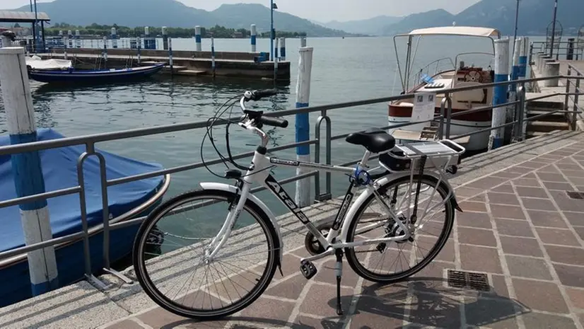 Una delle biciclette elettriche disponibili - © www.giornaledibrescia.it