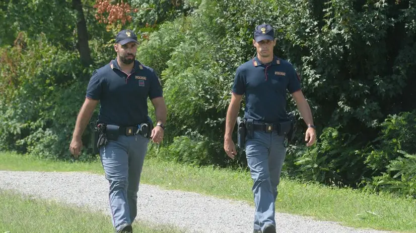 Agenti di polizia durante un controllo tra i boschi © www.giornaledibrescia.it