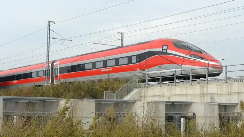 Tav. Un treno lungo la tratta Brescia-Treviglio