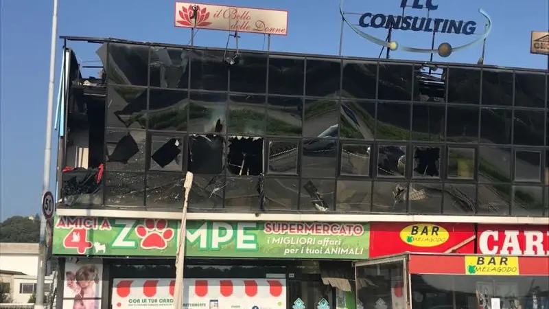 Esplosione nel centro benessere, paura e danni a Desenzano