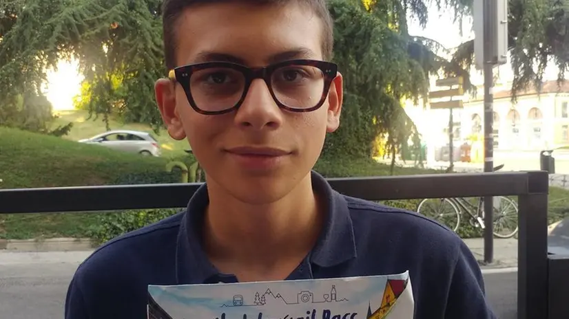 Il pass. Luigi Gallo mostra il biglietto che gli ha permesso di girare l’Europa nei giorni scorsi