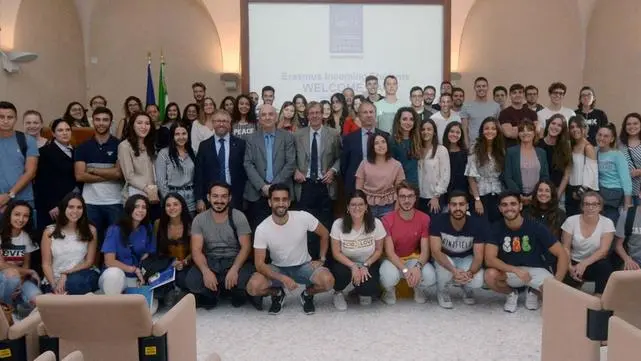 In gruppo. Gli studenti Erasmus e i referenti del progetto// NEG ORTOGNI