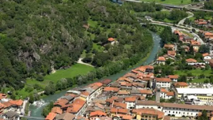 Una veduta aerea di Capo di Ponte - © www.giornaledibrescia.it