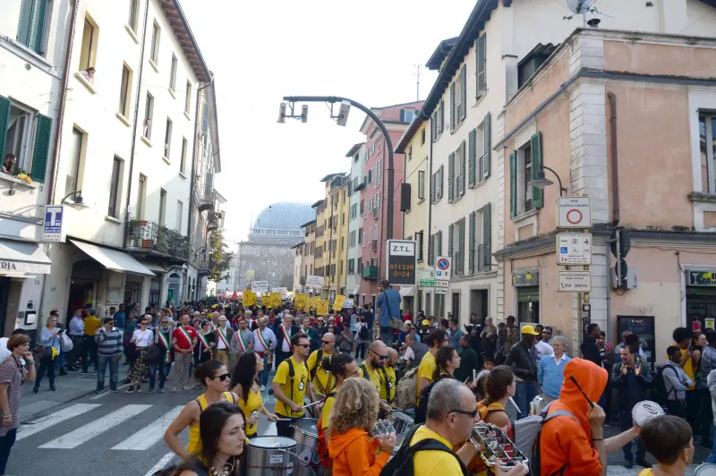 Restiamo Umani, 1.500 persone alla marcia