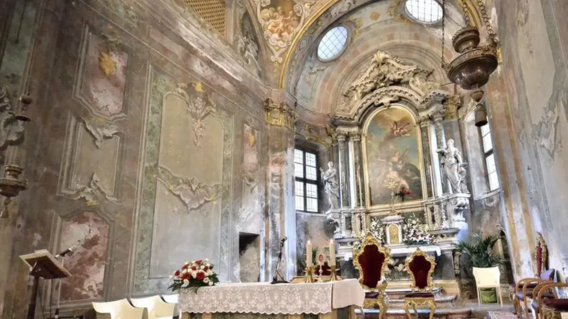 Via Cairoli. La chiesa dei Santi Cosma e Damiano, modificata nel ’600-’700, ha bisogno di interventi