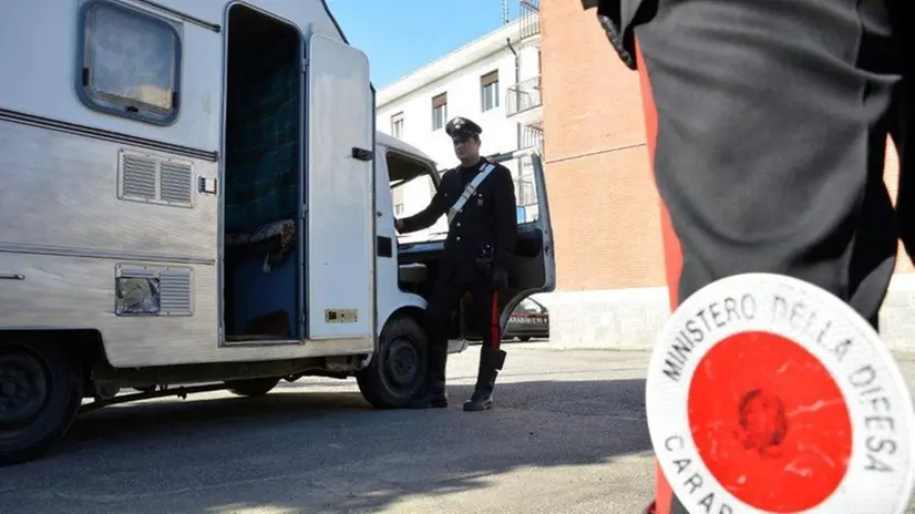 Carabinieri e un camper  (immagine simbolica) © www.giornaledibrescia.it