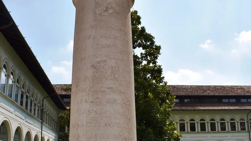Il chiostro. Una delle cinquanta colonne in cui sono incisi oltre mille nomi di caduti al fronte