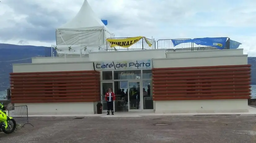Un brindisi alla rinascita. Il nuovo bar aperto in piazza a Bogliaco