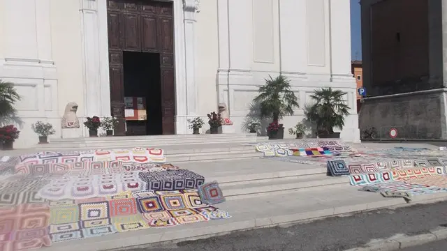 Le «pezze» del gruppo Lana e Caffè che nel 2016 ricoprirono il sagrato della chiesa parrocchiale - Foto © www.giornaledibrescia.it