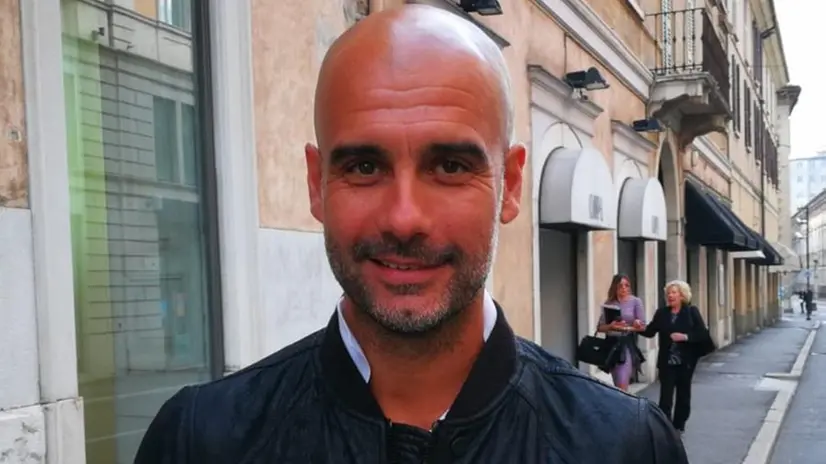 Sorridente e disponibile: la foto che Guardiola ha accettato di scattare per il Giornale di Brescia  © www.giornaledibrescia.it