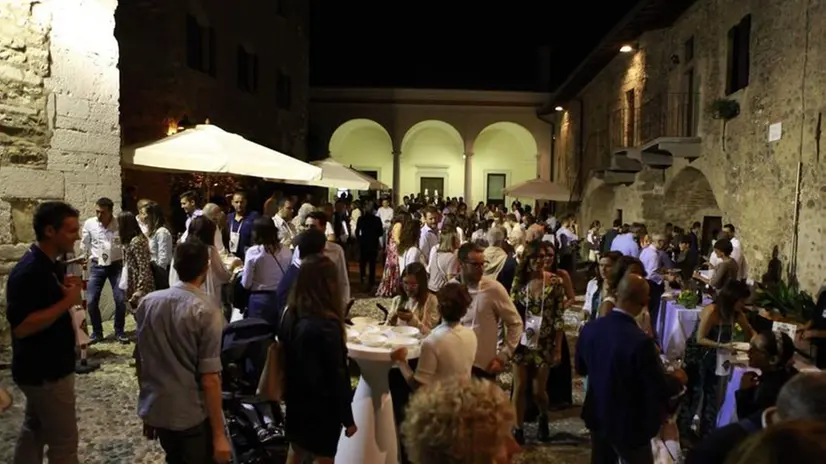 Piatti e calici. Gran folla alla scorsa edizione del tour enogastronomico  «Erbusco in tavola»