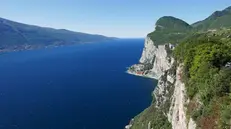 Una veduta aerea del Garda, il più grande lago italiano