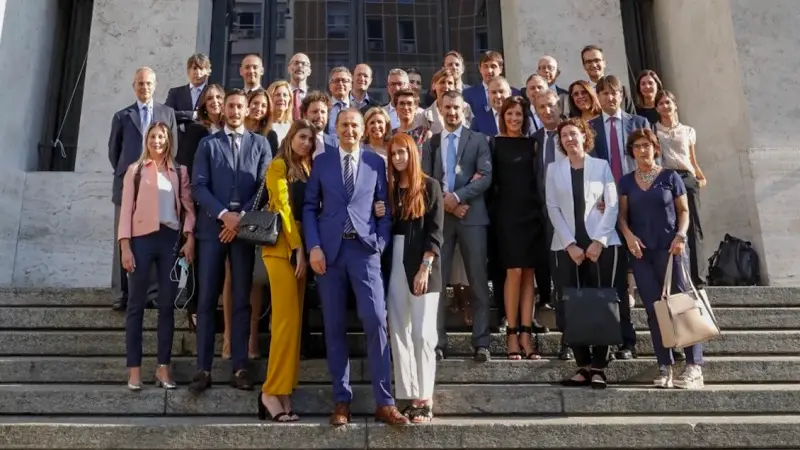 Foto ricordo fuori dalla Borsa di Milano nel primo giorno di quotazione per Intred - © www.giornaledibrescia.it