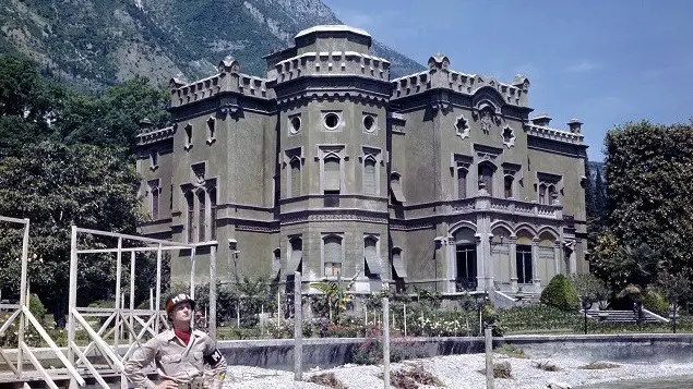 Foto d’epoca. Un soldato in posa davanti a Villa Feltrinelli