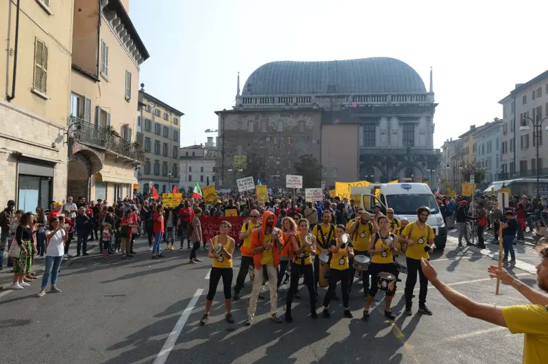 Restiamo Umani, 1.500 persone alla marcia