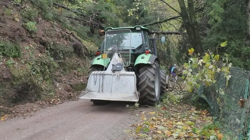 Un trattore impegnato nei lavori di pulitura delle strade - Foto © www.giornaledibrescia.it