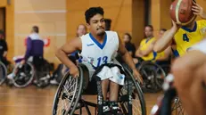 La sedia a rotelle non è un limite per il 23enne neppure sul campo da basket - © www.giornaledibrescia.it