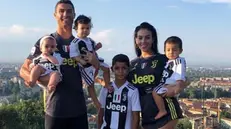 Una foto tratta dal profilo Instagram di Cristiano Ronaldo che lo mostra insieme alla famiglia al completo, tutti rigorosamente con la maglia della Juve - Foto Instagram