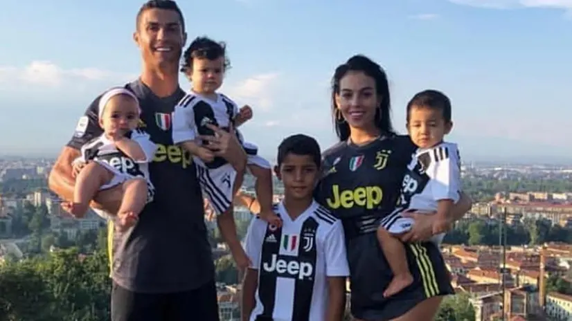 Una foto tratta dal profilo Instagram di Cristiano Ronaldo che lo mostra insieme alla famiglia al completo, tutti rigorosamente con la maglia della Juve - Foto Instagram