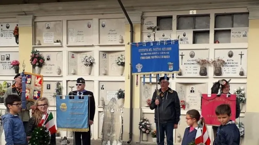 Autorità a giovani studenti al cimitero di Milzanello per la cerimonia  © www.giornaledibrescia.it