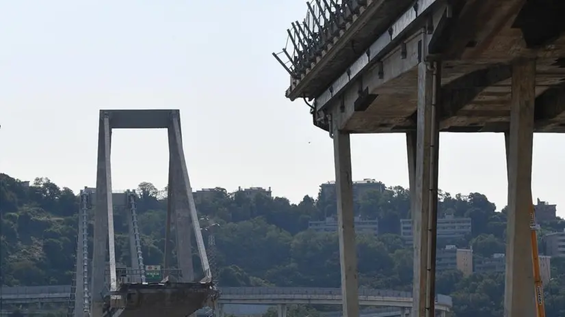 Il viadotto. I due tronconi che dovranno essere abbattuti