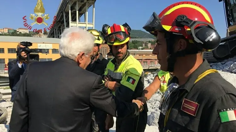 Il presidente Mattarella con i vigili del fuoco bresciani