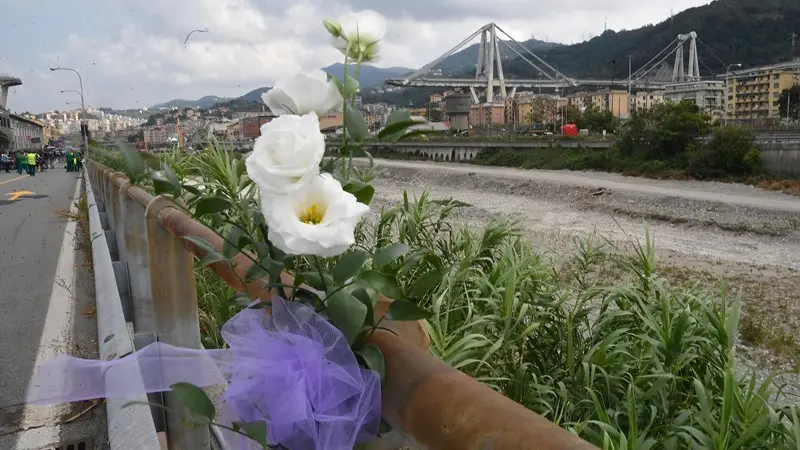 Fiori deposti per commemorare le vittime del ponte Morandi - Foto Ansa/Luca Zennaro