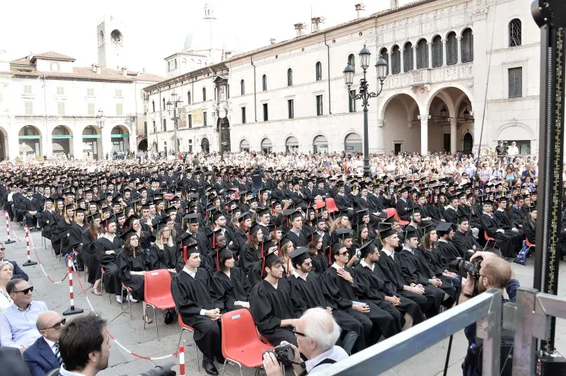 La cerimonia di consegna dei diplomi di UniBs in piazza Loggia