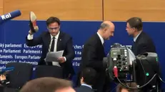 L'eurodeputato Ciocca con il commissario Moscovici - Ansa