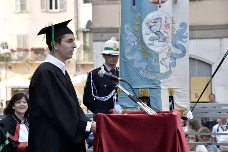 La cerimonia di consegna dei diplomi di UniBs in piazza Loggia