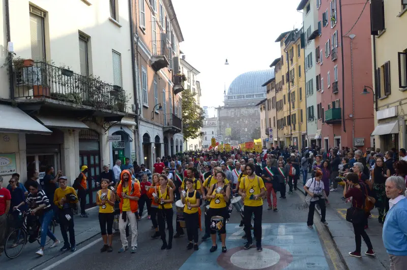 Restiamo Umani, 1.500 persone alla marcia