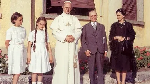 Le sorelle Elisabetta e Chiara con il Papa e i genitori