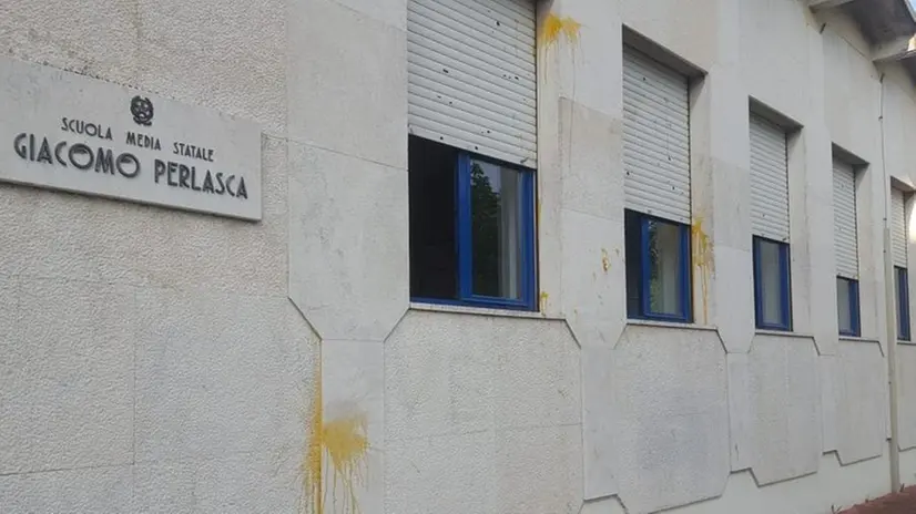 Il muro sporco della scuola media «Perlasca» - Foto © www.giornaledibrescia.it