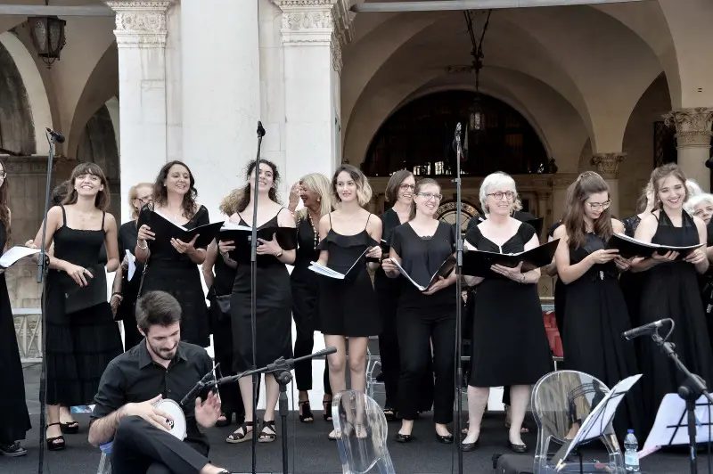 La cerimonia di consegna dei diplomi di UniBs in piazza Loggia