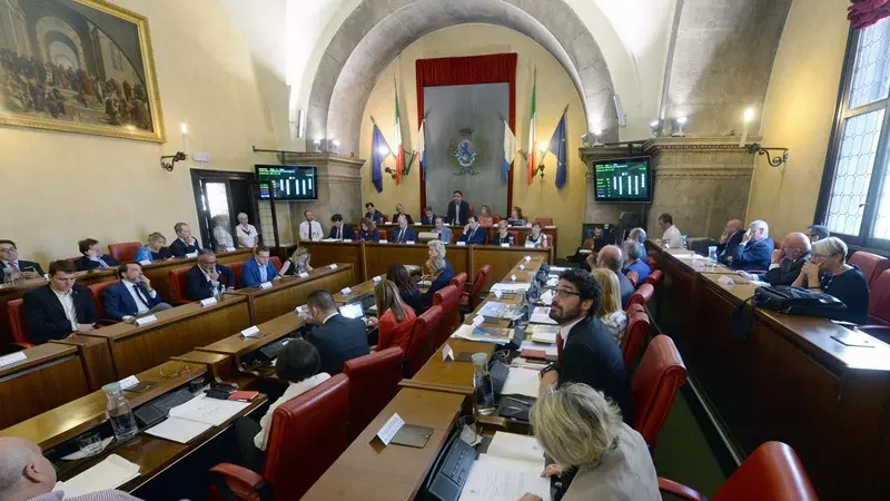 La seduta del Consiglio comunale in Loggia - Foto Marco Ortogni/Neg © www.giornaledibrescia.it