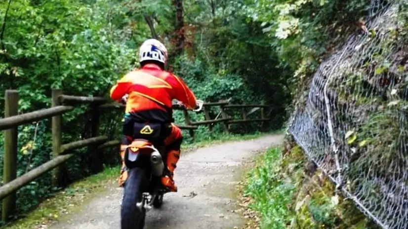 Un passaggio in ciclopedonale non proprio consentito - Foto © www.giornaledibrescia.it