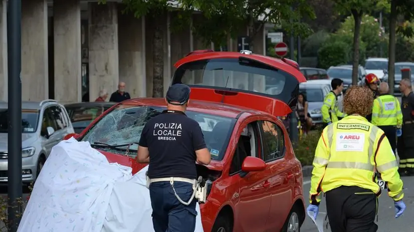 Rilievi. L’auto che ha travolto la donna // FOTOSERVIZIO NEG STRADA