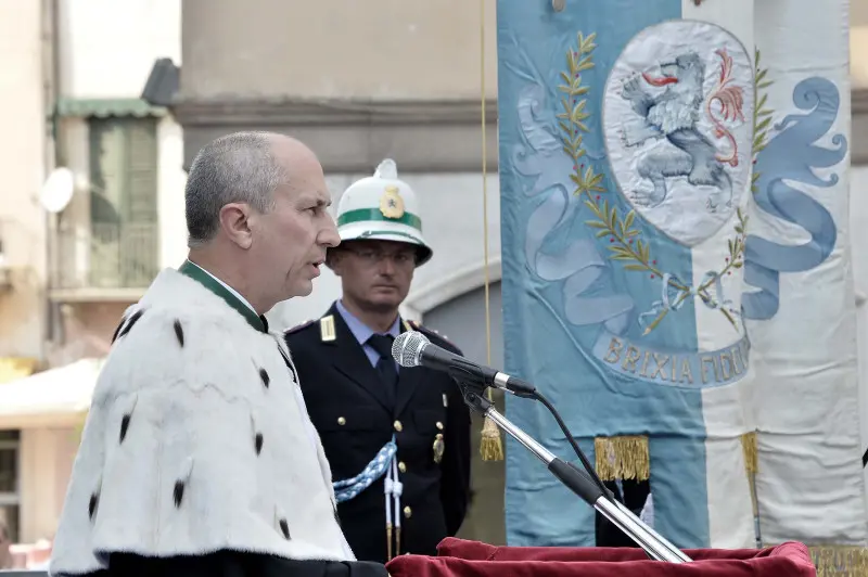 La cerimonia di consegna dei diplomi di UniBs in piazza Loggia