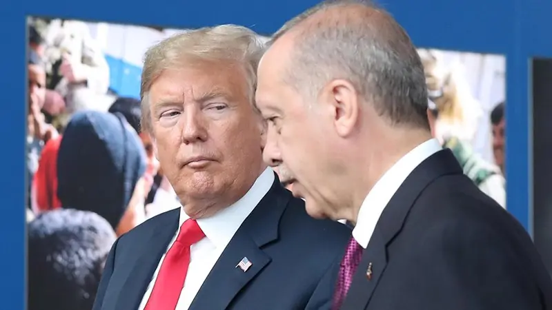 Trump e Erdogan all'incontro dei leader dei paesi della Nato in Belgio - Foto Ansa/Ap Tatyana Zenkovich