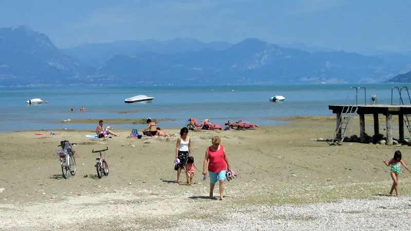 Chiusa la spiaggia di Lugana di Sirmione