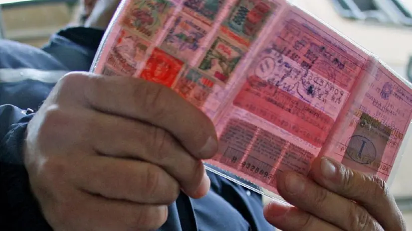 Il controllo di una patente da parte di un vigile - Foto © www.giornaledibrescia.it