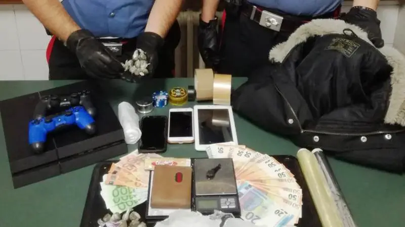 La droga, il denaro e la refurtiva sequestrati dai carabinieri - © www.giornaledibrescia.it