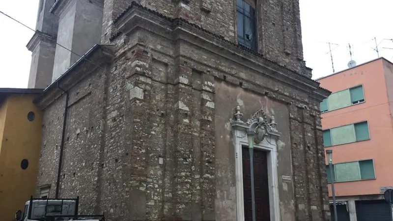 Mompiano, il cornicione vola sulla facciata della chiesa di San Gaudenzio © www.giornaledibrescia.it