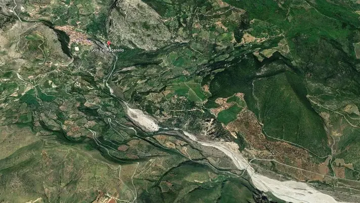 Una mappa del Pollino solcata dal Raganello e dalle sue strette gole teatro della tragedia  - Mappa Google Earth © www.giornaledibrescia.it